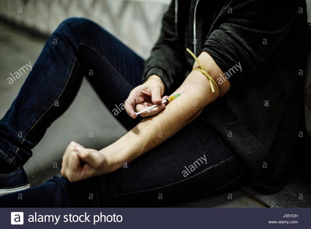 junkie-people-using-syringe-injecting-narcotic-illegal-drugs-J35YDH.jpg
